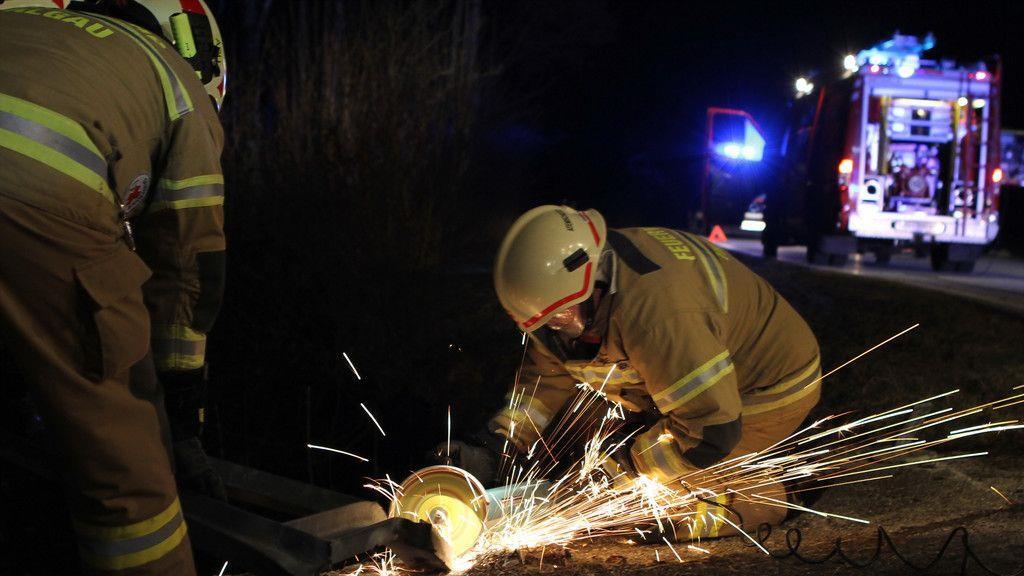 Auto stürzt in Bach