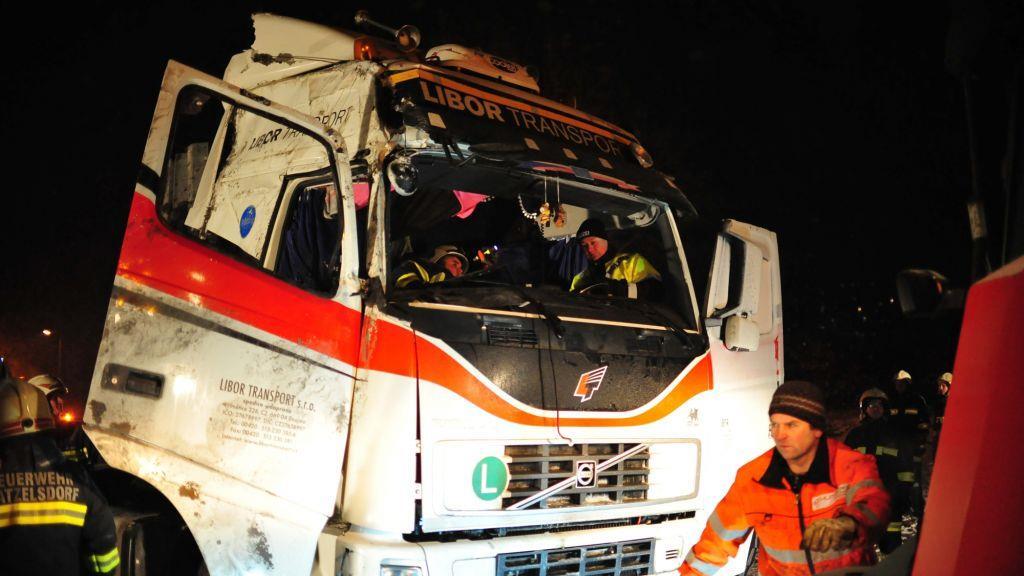 Lkw kippt um