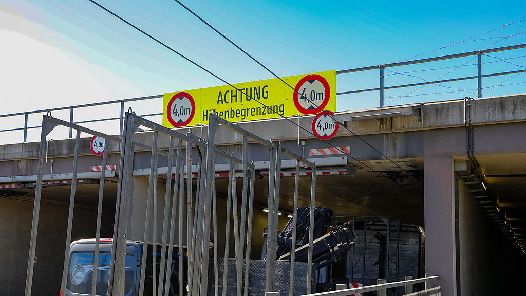 Lkw steckt in Flughafenunterführung fest
