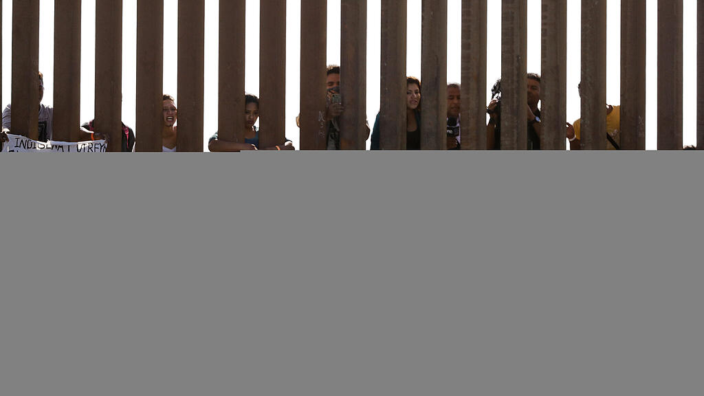 Migranten stürmen US-Grenze