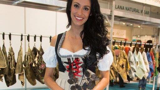 Tracht von Bachelor-Kandidatin