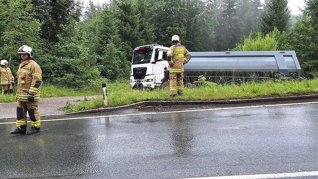 Lkw landet in Thalgau in Straßengraben