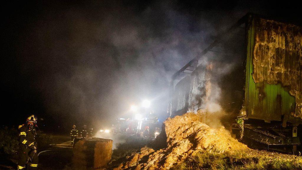 St. Peter: Lkw-Anhänger brennt auf B148 ab