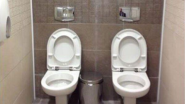 Die etwas andere Toilettenkonstellation im Olympic Biathlon Center.