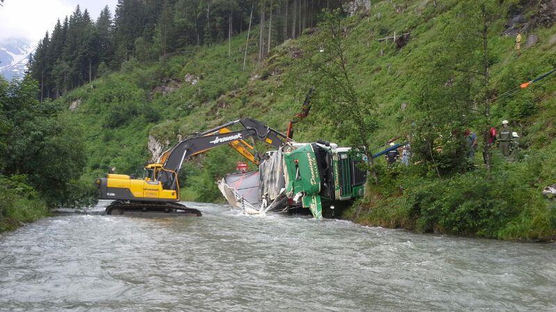 Wasserrettung Sattelzug in Gasteiner Arche