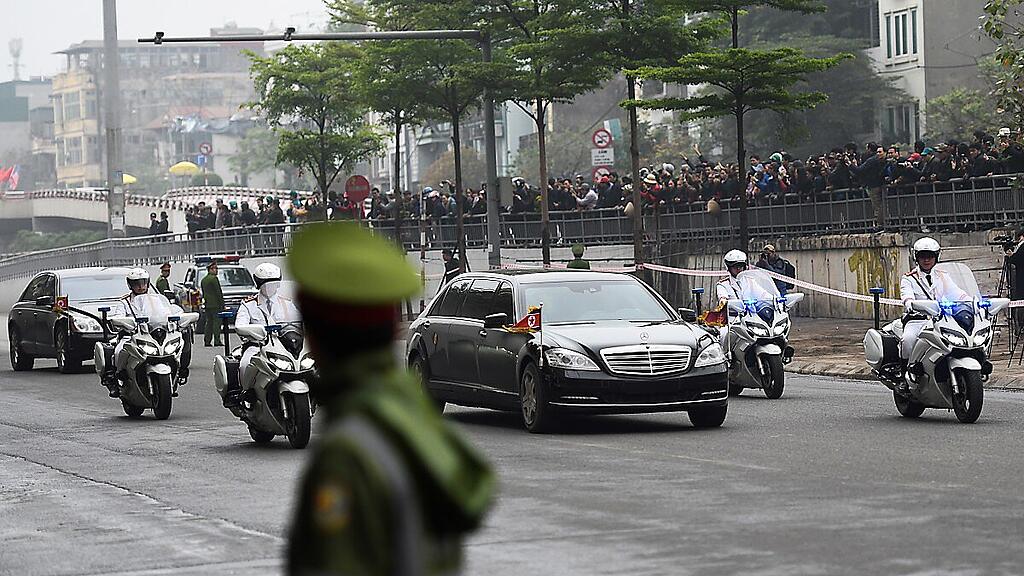 Der Konvoi mit Kim auf den Straßen von Hanoi