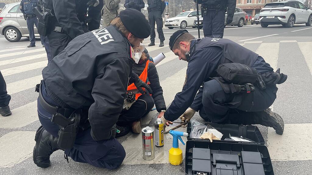 Letzte Generation: Klebe-Protest in Salzburg