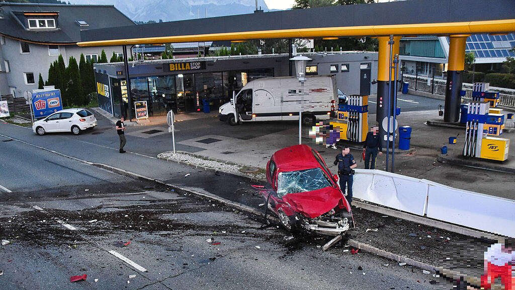 Kitzbühel: Auto gegen Hausmauer