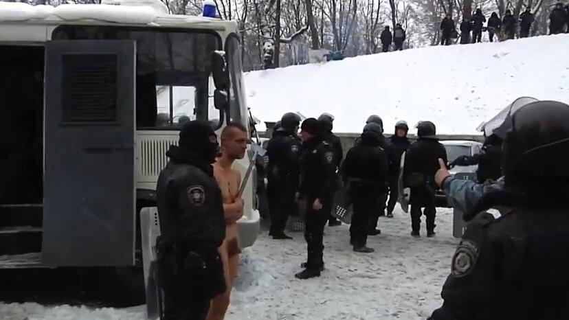 Ukraine: Nackter Demonstrant durch Spezialeinheit der Polizei misshandelt