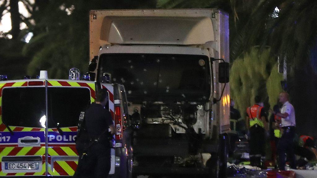 Lkw rast in  Nizza in Menschenmenge
