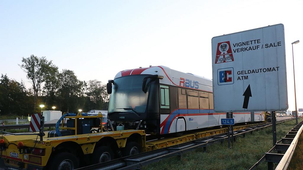 Der 25 Meter lange Obus bei der Ankunft in Salzburg.