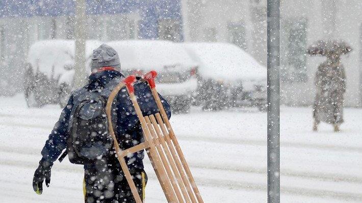 Schnee sorgt für Unfälle und Verkehrschaos: Schneefälle wollen nicht enden
