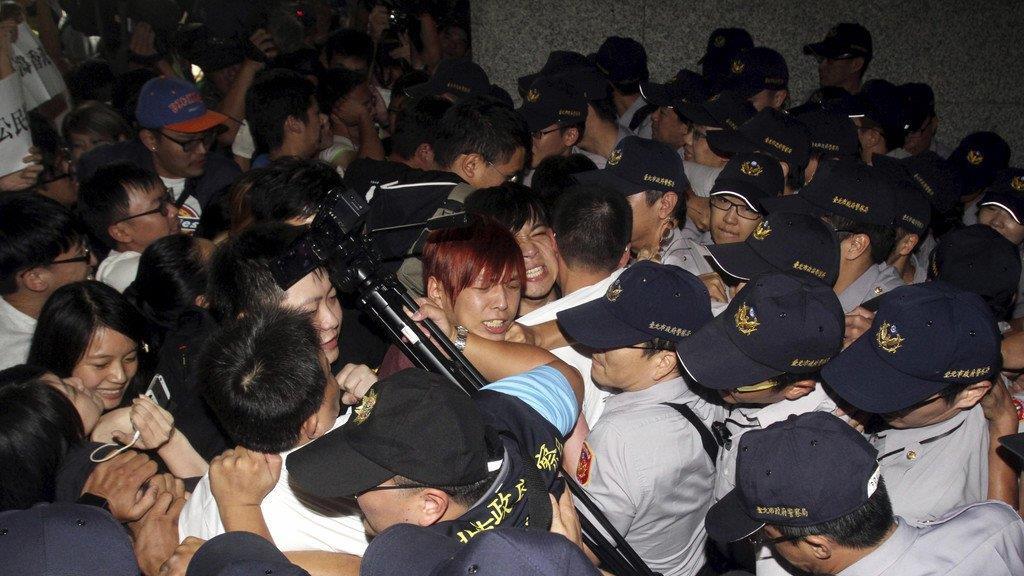 Demonstranten legen Hongkong lahm