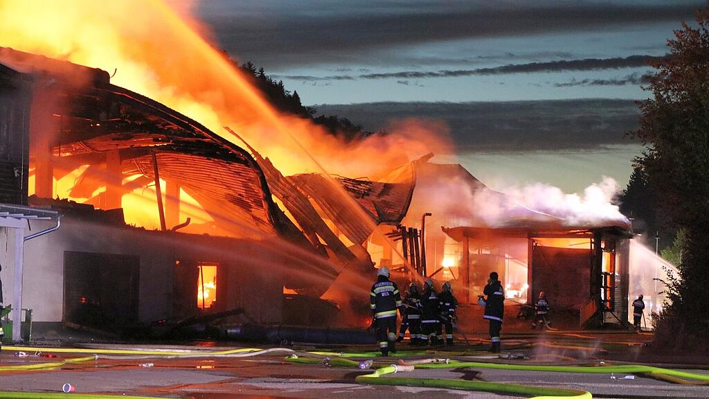 Steiermark: Brand in alter Sägewerkshalle