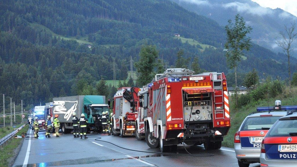 B311: Toter und zwei Schwerverletzte bei Unfall in St. Veit