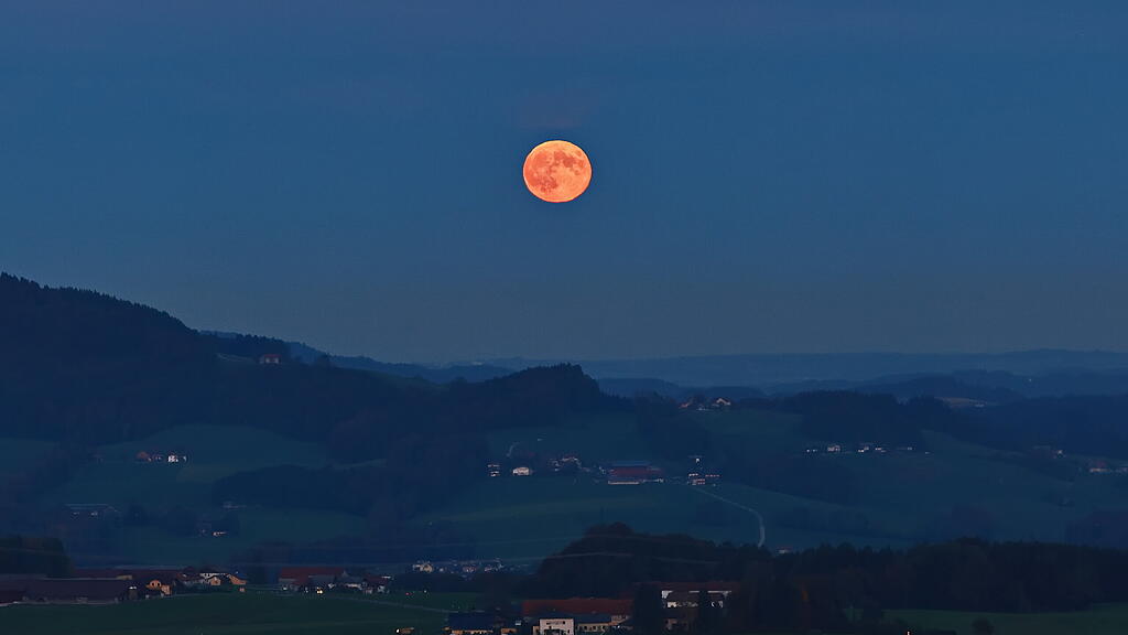 Super-Vollmond und Komet strahlen über Salzburg
