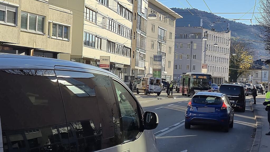 Auffahrunfall zwischen Albus und Lieferwagen