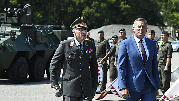 Kunasek (rechts) mit Generalstabschef Robert Brieger