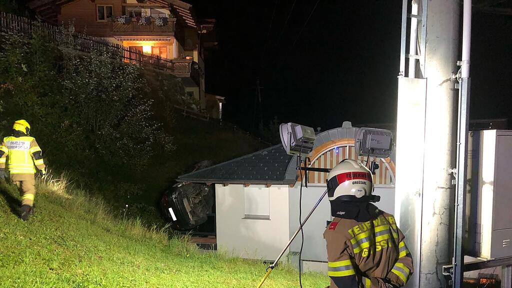 Alko-Crash in Großarl: Auto hängt an Haus