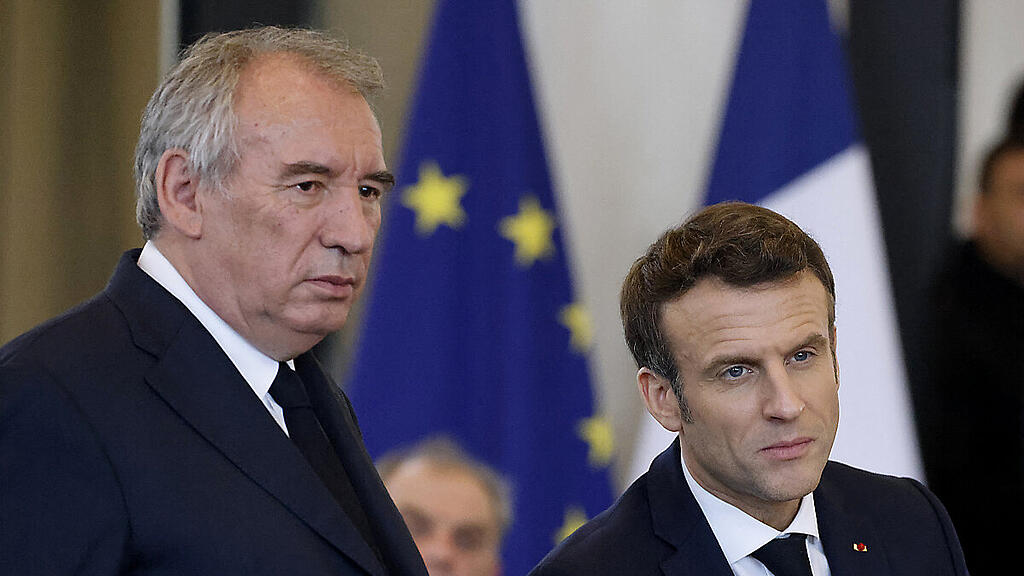 Bayrou tritt die Nachfolge von Michel Barnier an
