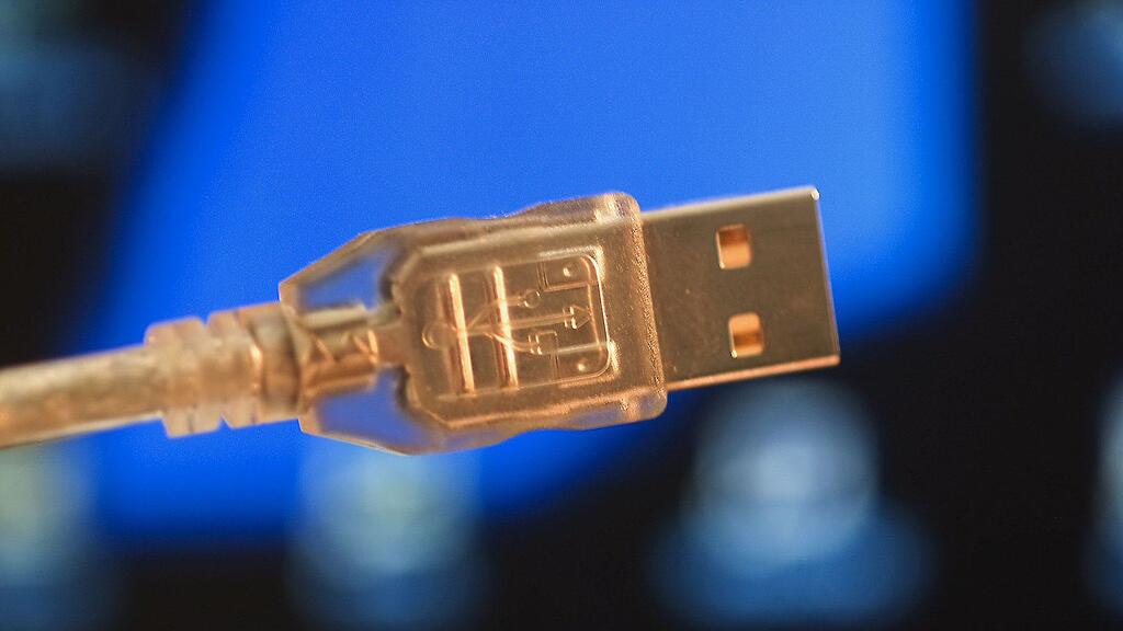 Der Laptop war über einen USB-Stecker an die Steckdose angeschlossen, der nicht den australischen Sicherheitsstandards entsprach.