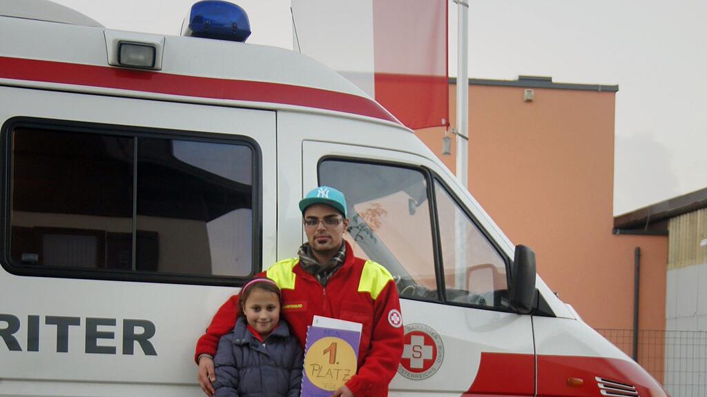 Zivildienstleistende Hüseyin Altindemir mit der kleinen Kimberly.