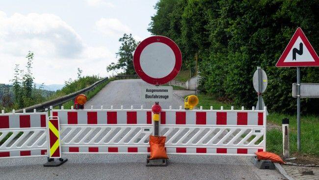 Die B99 bleibt länger als geplant gesperrt. (Themenbild)