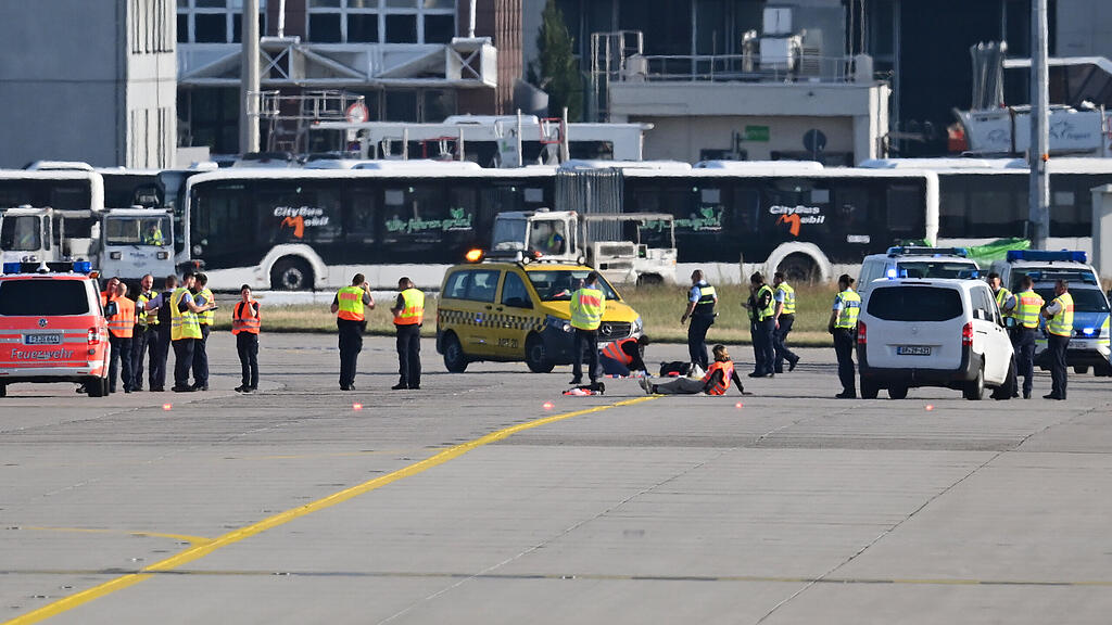 Klebe-Blockade am Frankfurter Flughafen