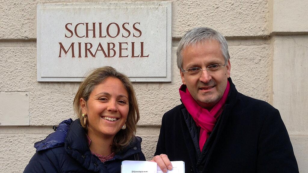 Barbara Unterkofler und Sebastian Huber vor der Wahlbehörde.