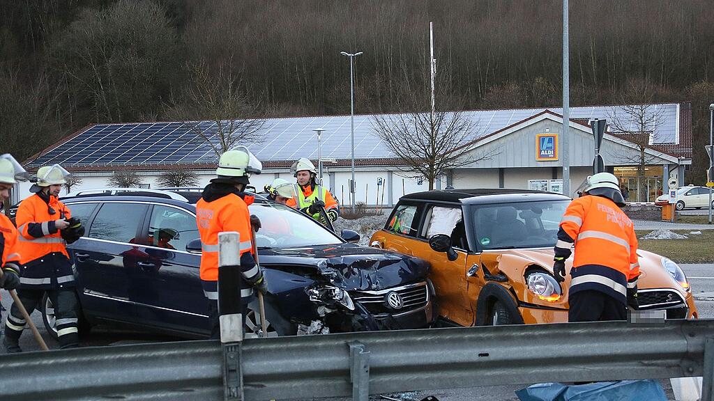 An beiden Autos entstand ein Totalschaden.