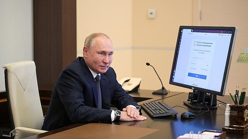 Auf Putins Armbanduhr ist auf diesem Foto ein falsches Datum zu sehen