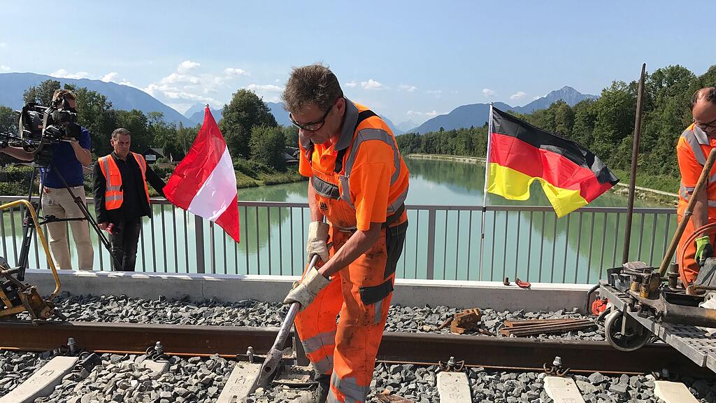 Schlussschweißung auf der Saalachbrücke für das dritte Gleis Salzburg-Freilassing.