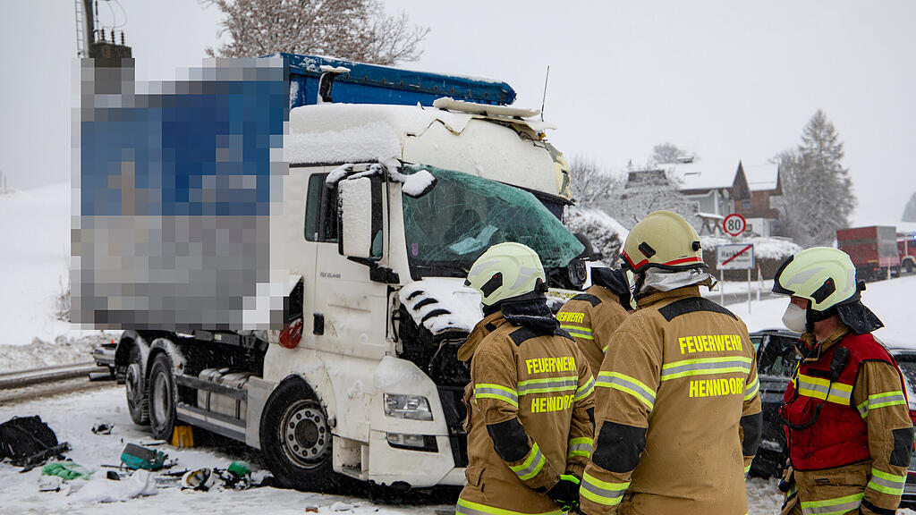 Unfall Henndorf, B1, Lkw vs. Pkw