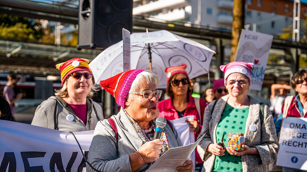Demo "Zusammenhalten statt spalten" in der Stadt Salzburg