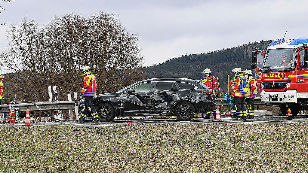 Unfall B20 Piding - Pkw contra Sattelschlepper