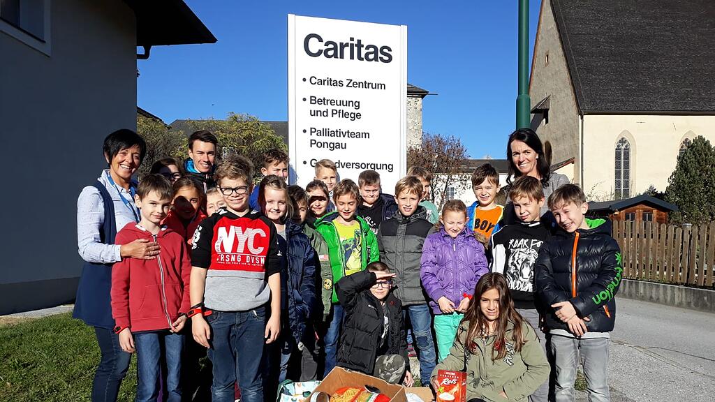 Die dritte Klasse der Volksschule Bischofshofen Markt bei der Spendenabgabe mit Stefan Kraft.