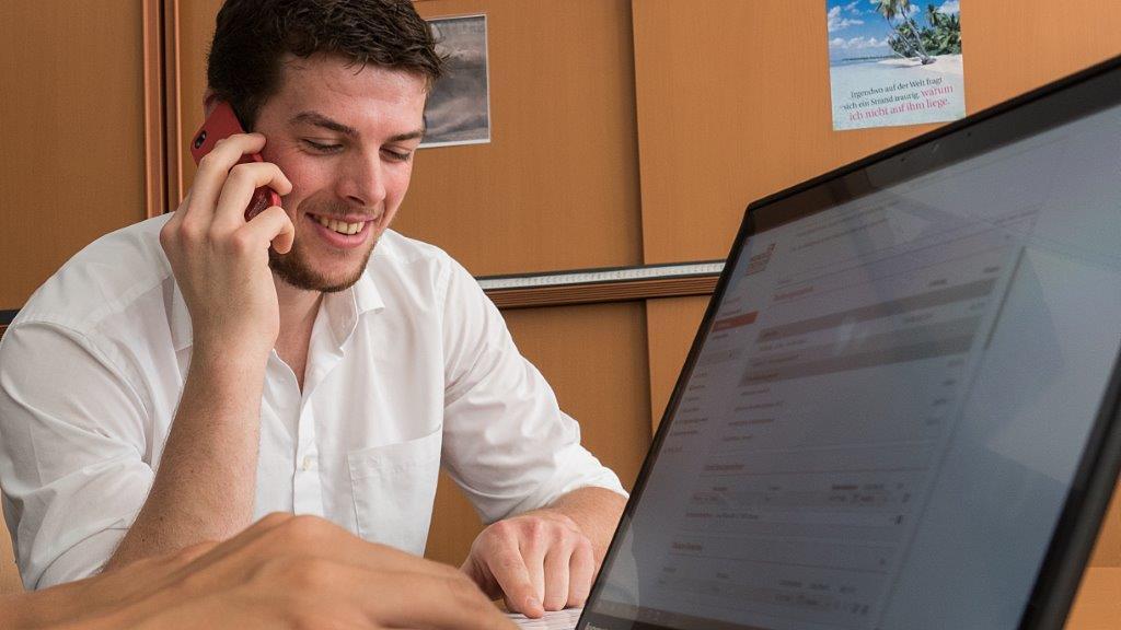 Angela und Philipp bei der Arbeit