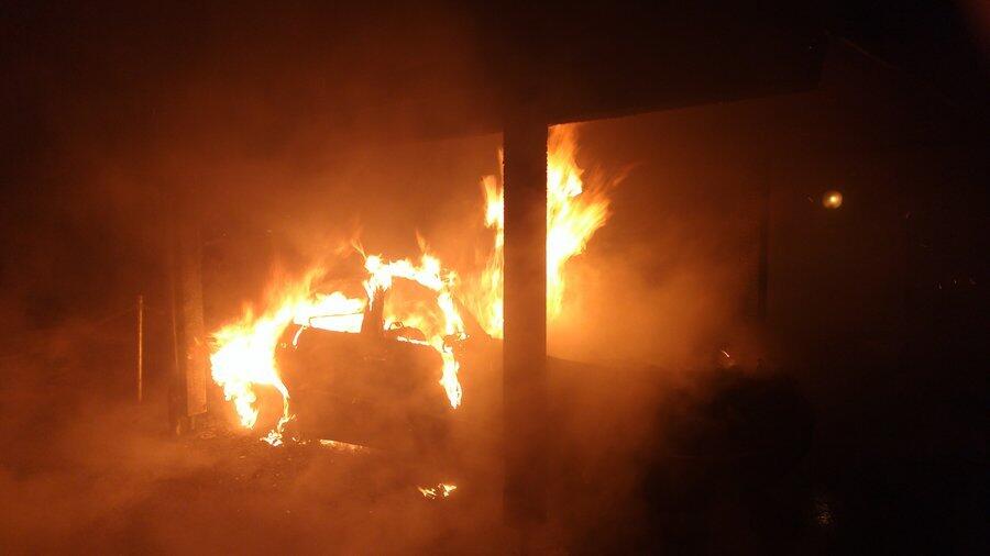 Beim Eintreffen der Feuerwehr stand das Auto in Vollbrand.