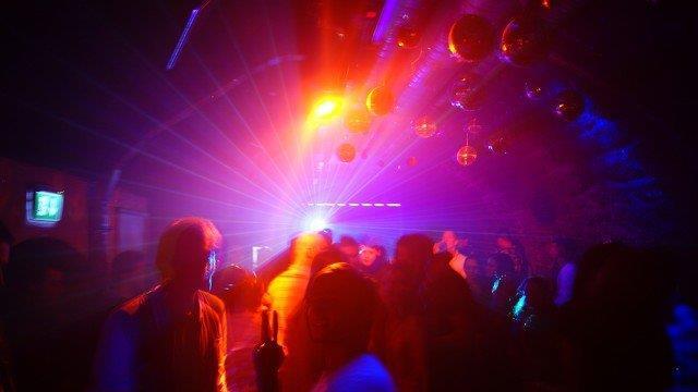 Weltuntergangsparty Vis a Vis