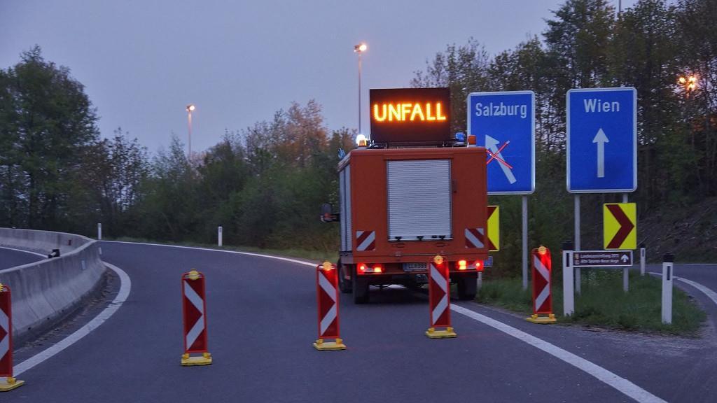 Lkw kippt auf A1 um
