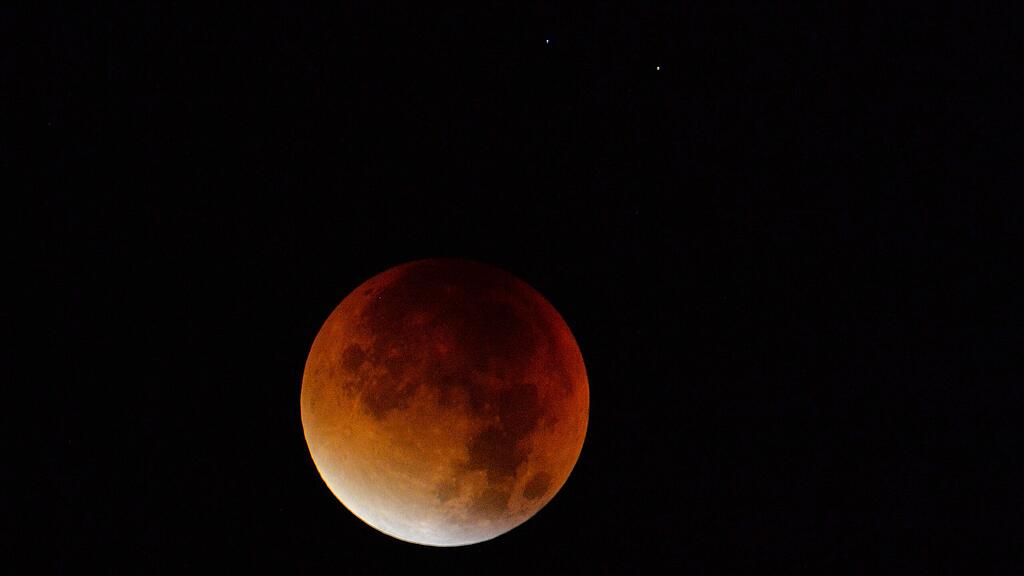 Der Blutmond, aufgenommen in Lofer im Pinzgau.
