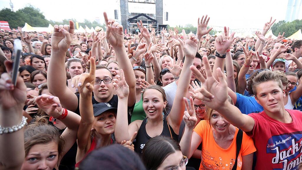 Donauinselfest 2012: Fans warten auf BossHoss.