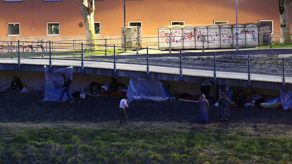 Lager an der Karolinenbrücke