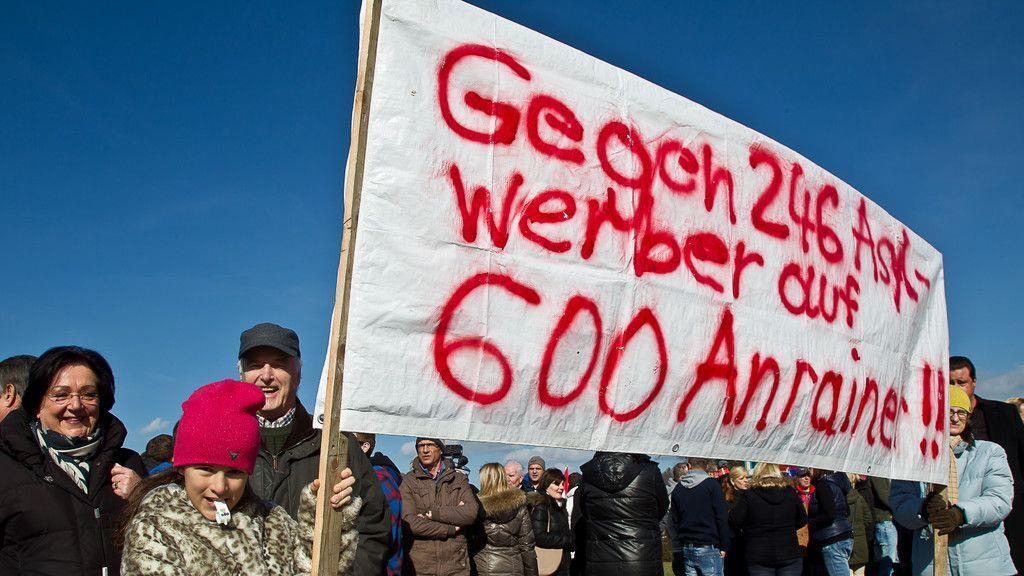 200 Personen demonstrieren gegen Asyl-Großquartier in Straniakstraße