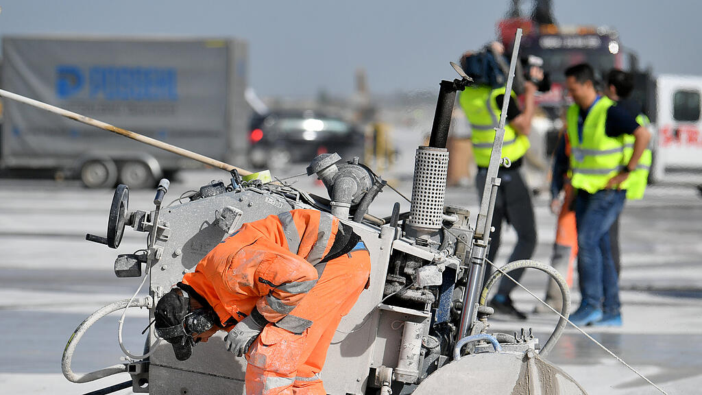 Sanierung am Flughafen Salzburg l\u00e4uft, II