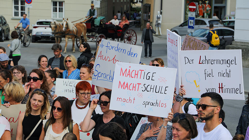 "Bildung brennt" - Kundgebung am Mozartplatz