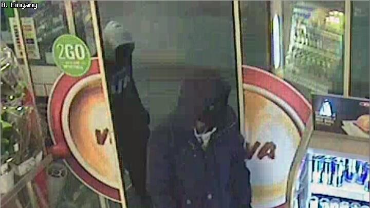 Überfall auf Tankstelle: Bilder der Überwachungskamera
