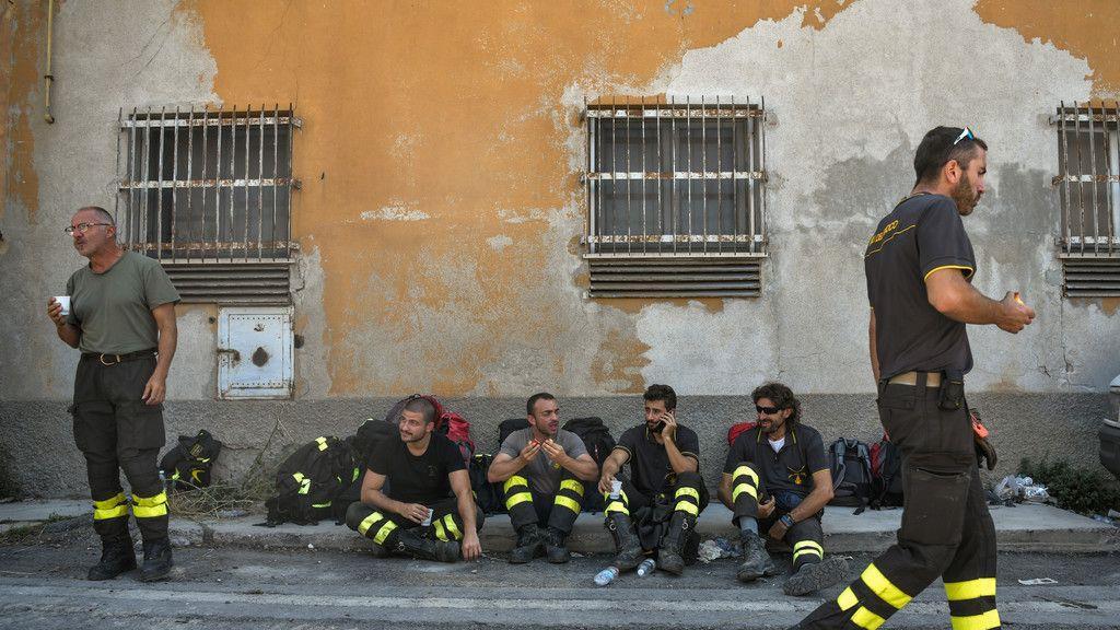 Autobahnbrücke stürzt in Genua ein: Aufräumen