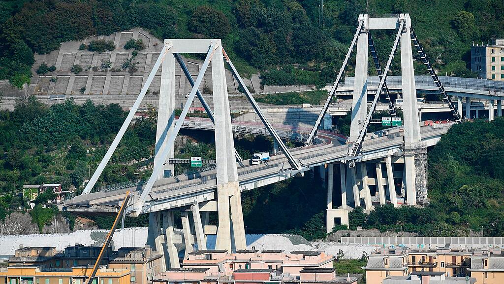 Auch der Rest der Brücke droht nun einzustürzen.