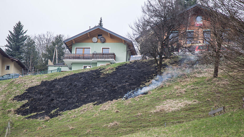 Die Feuerwehr überwachte noch das Erlöschen der Flammen.
